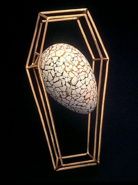 Filomeno Pereira de Sousa / broche / laca japonesa e casca de ovo / 1995